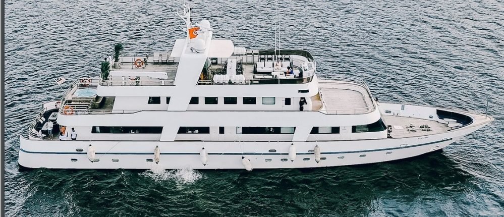 Start of the Sea: the most luxurious and the largest super yacht in Singapore. Yachts for larger groups up to 55 guests.