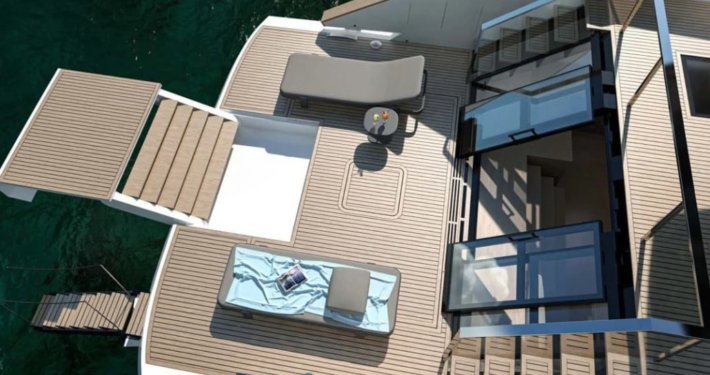 Hydraulic swim platform of SeaWind yacht