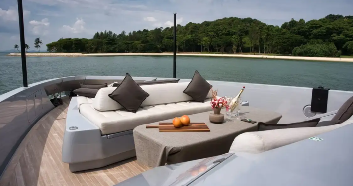 Forward area_Seawind yacht seating